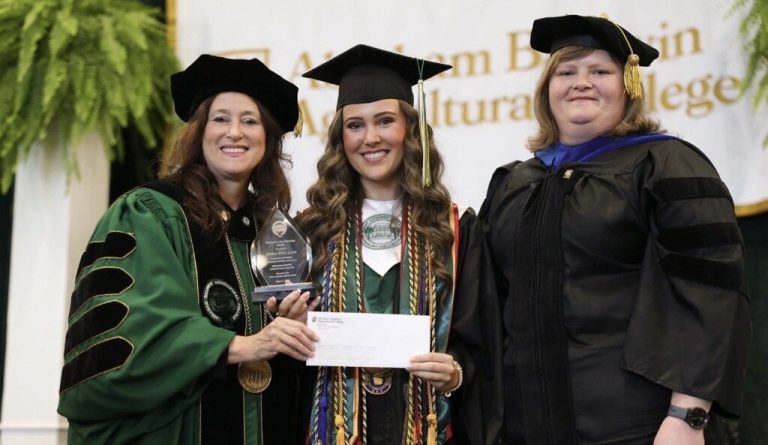 ABAC celebrates Class of 2026, honors Douglas native Jenna Williams as Bridges Award winner at commencement